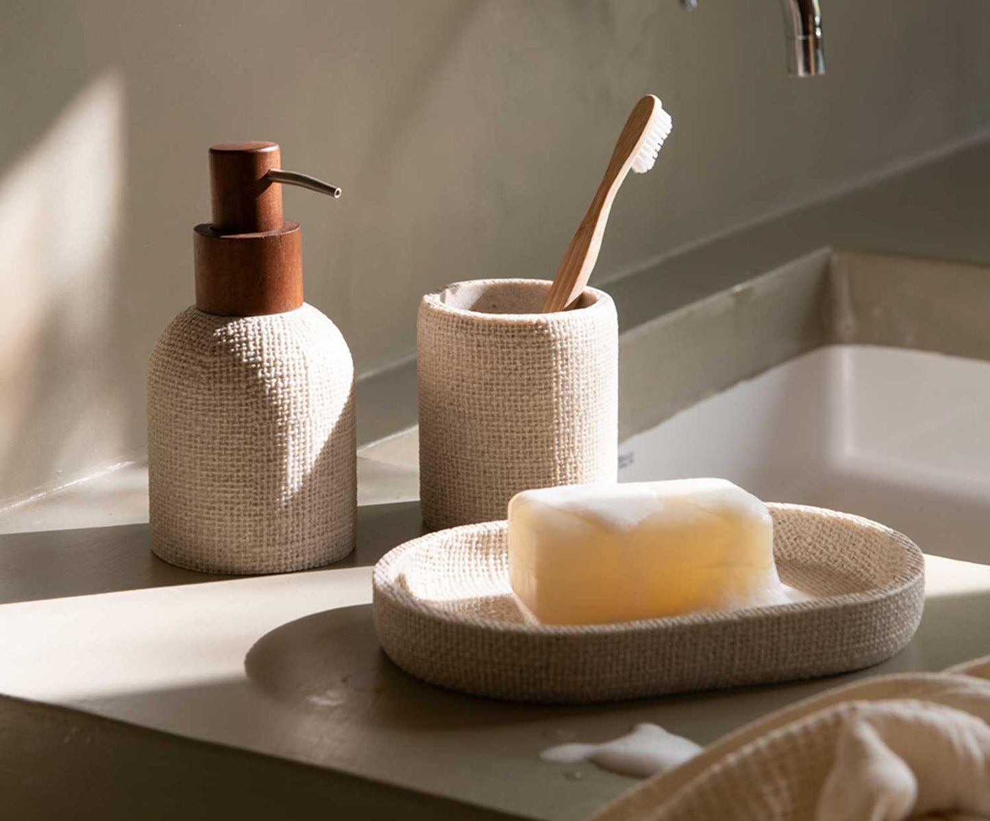 Bürstenhalter aus Polyresin mit Struktur Ø 7,5 × 9 cm Andrea House