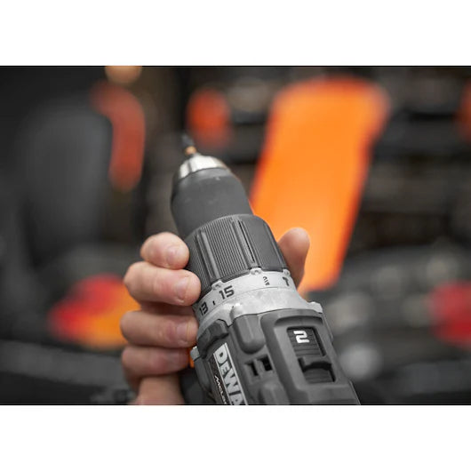 Taladro percutor McLaren 18V 90Nm 13mm con 2 baterías 4Ah + Maletín Dewalt DCD85MM2T