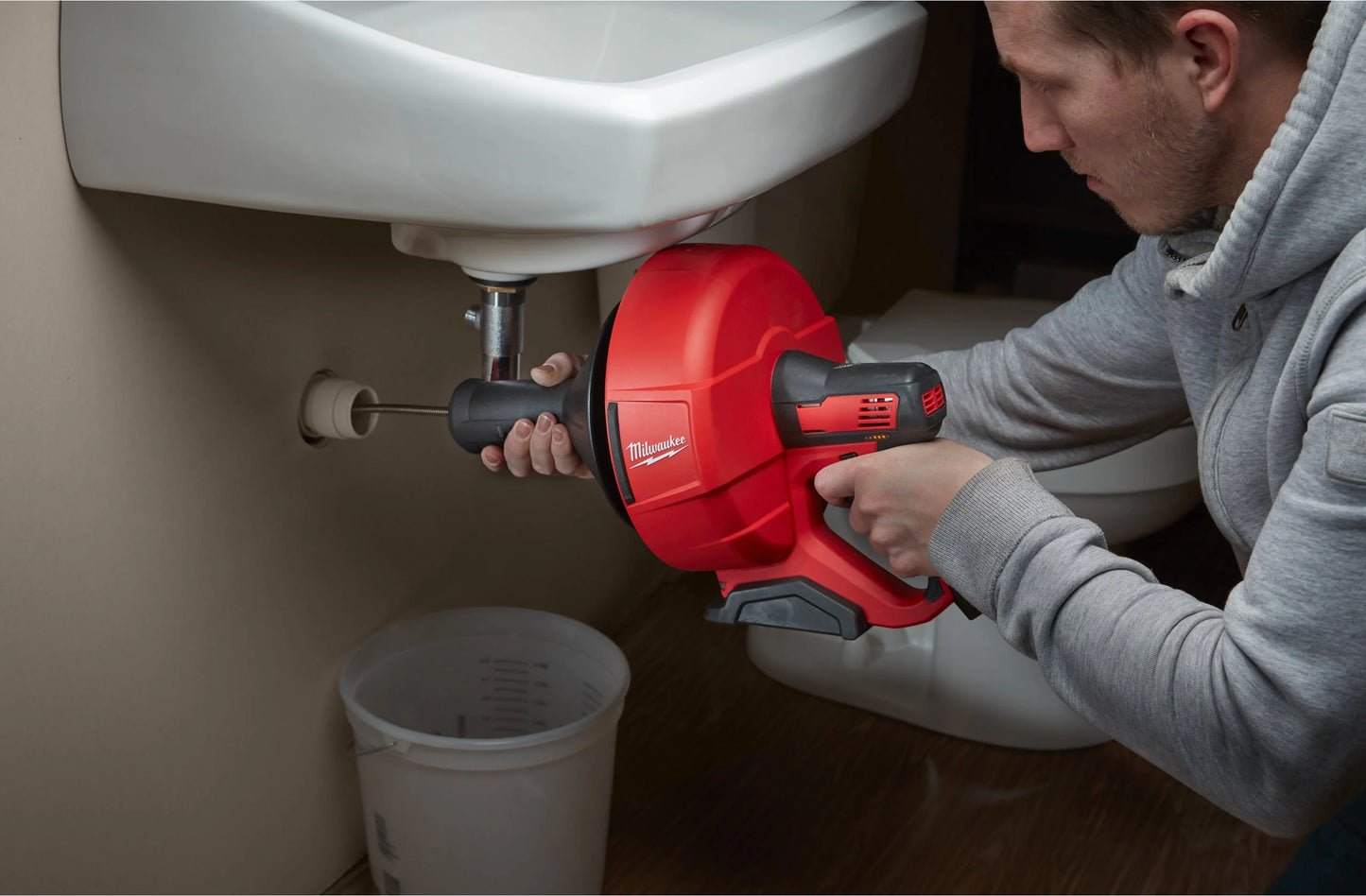 8mm Spulenstößel + 2bat 2Ah + Ladegerät + Milwaukee M12 BDC8-202C Transportschaufel