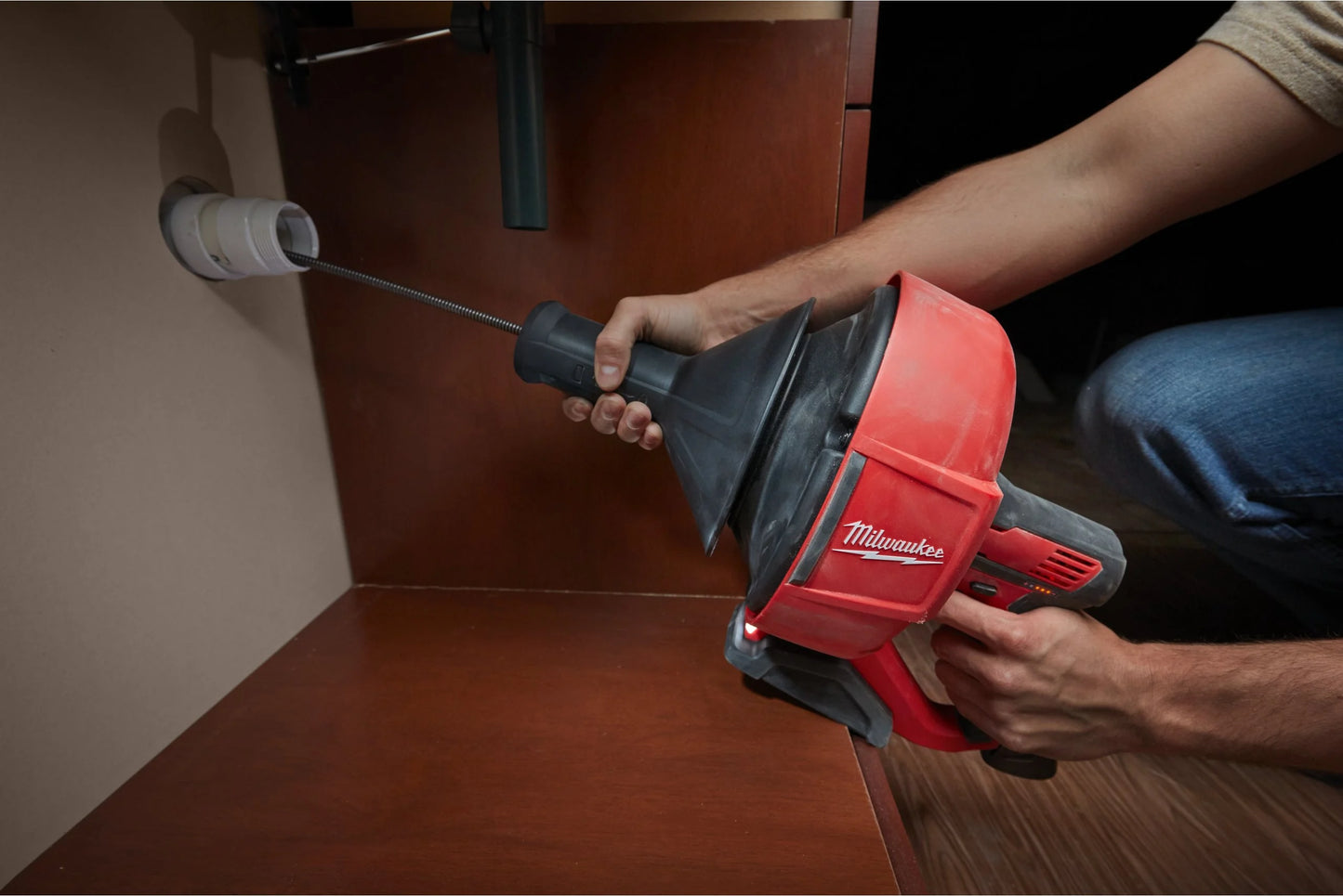 8mm Spulenstößel + 2bat 2Ah + Ladegerät + Milwaukee M12 BDC8-202C Transportschaufel