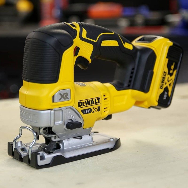 Dewalt bürstenlose Akku-Stichsäge XR 18V 135mm mit Tragekoffer und 2 x 5Ah Batterien DCS334P2
