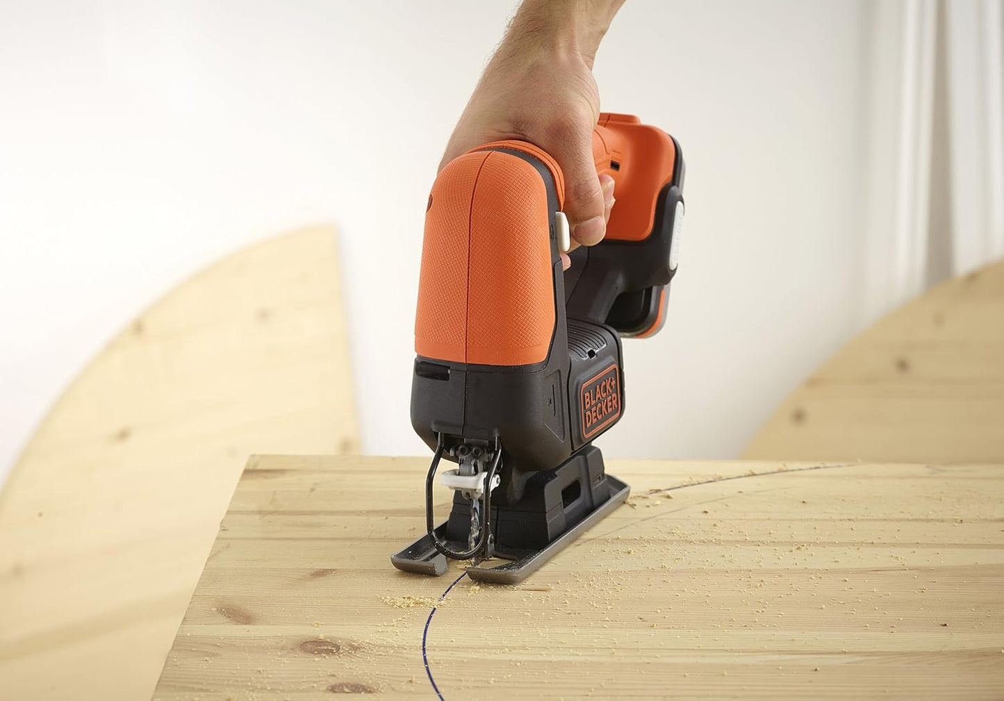 Serra tico-tico de 12V com lâmina para corte de madeira Black+Decker BDCJS12N
