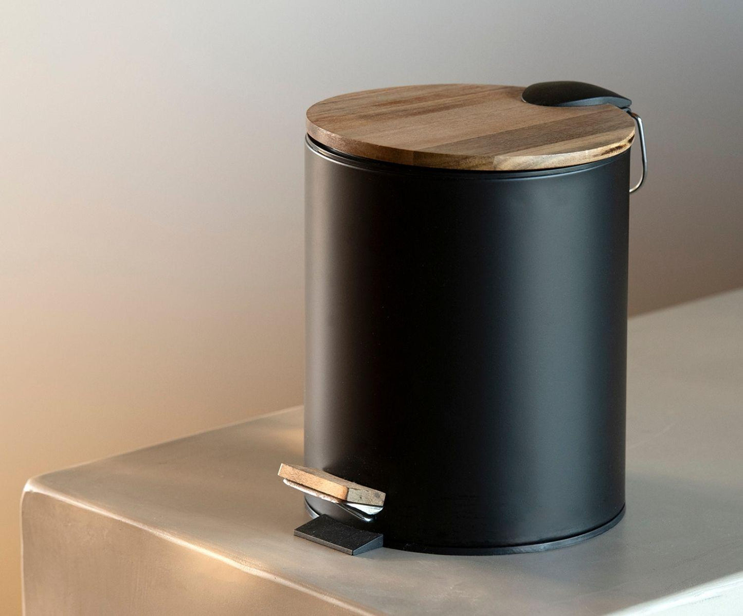 Schwarzer Papierkorb aus Metall und Holz, 5 l, Andrea House
