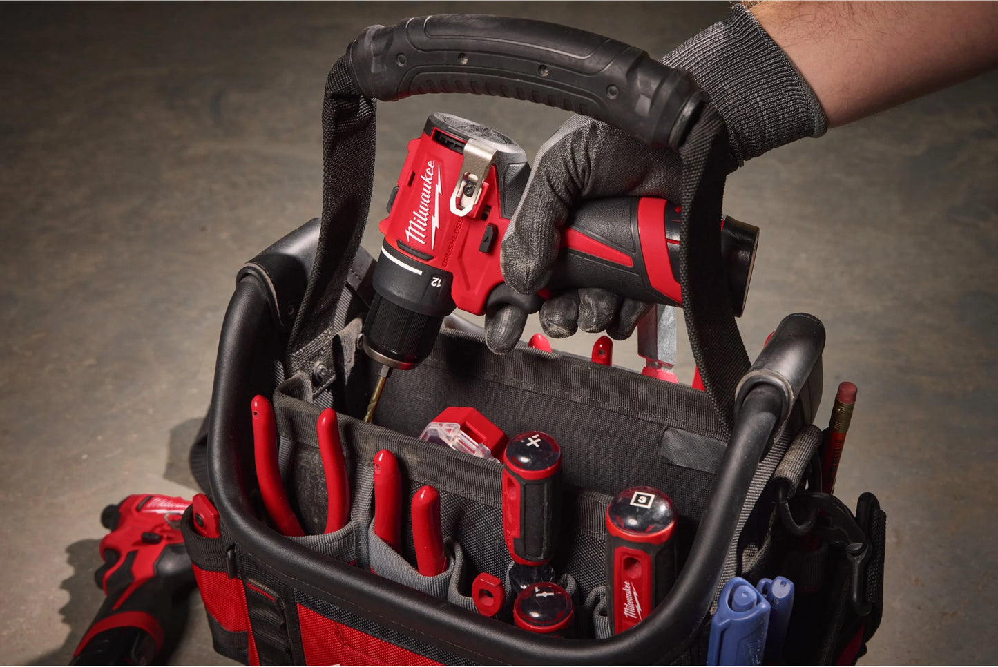 Taladro atornillador + 2bat 2.0Ah + Cargador + Maletín Milwaukee M12 BLDDRC-202C