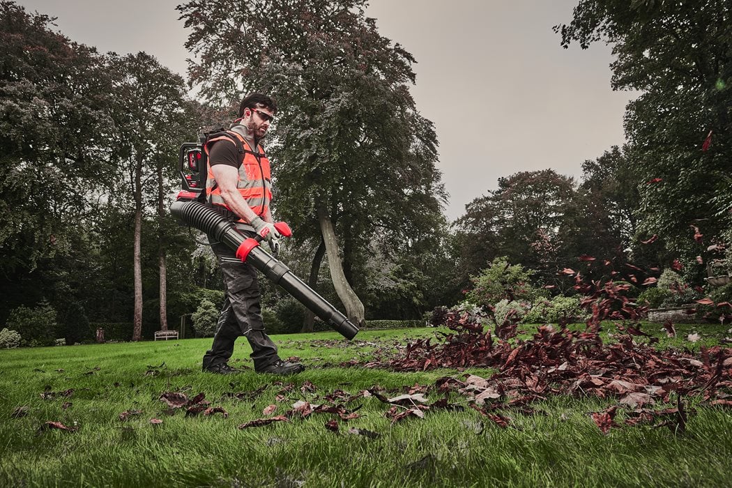 M18 Kraftstoff-Rucksackgebläse + 2bat + Milwaukee M18 Multiport-Ladegerät F2BPB-124